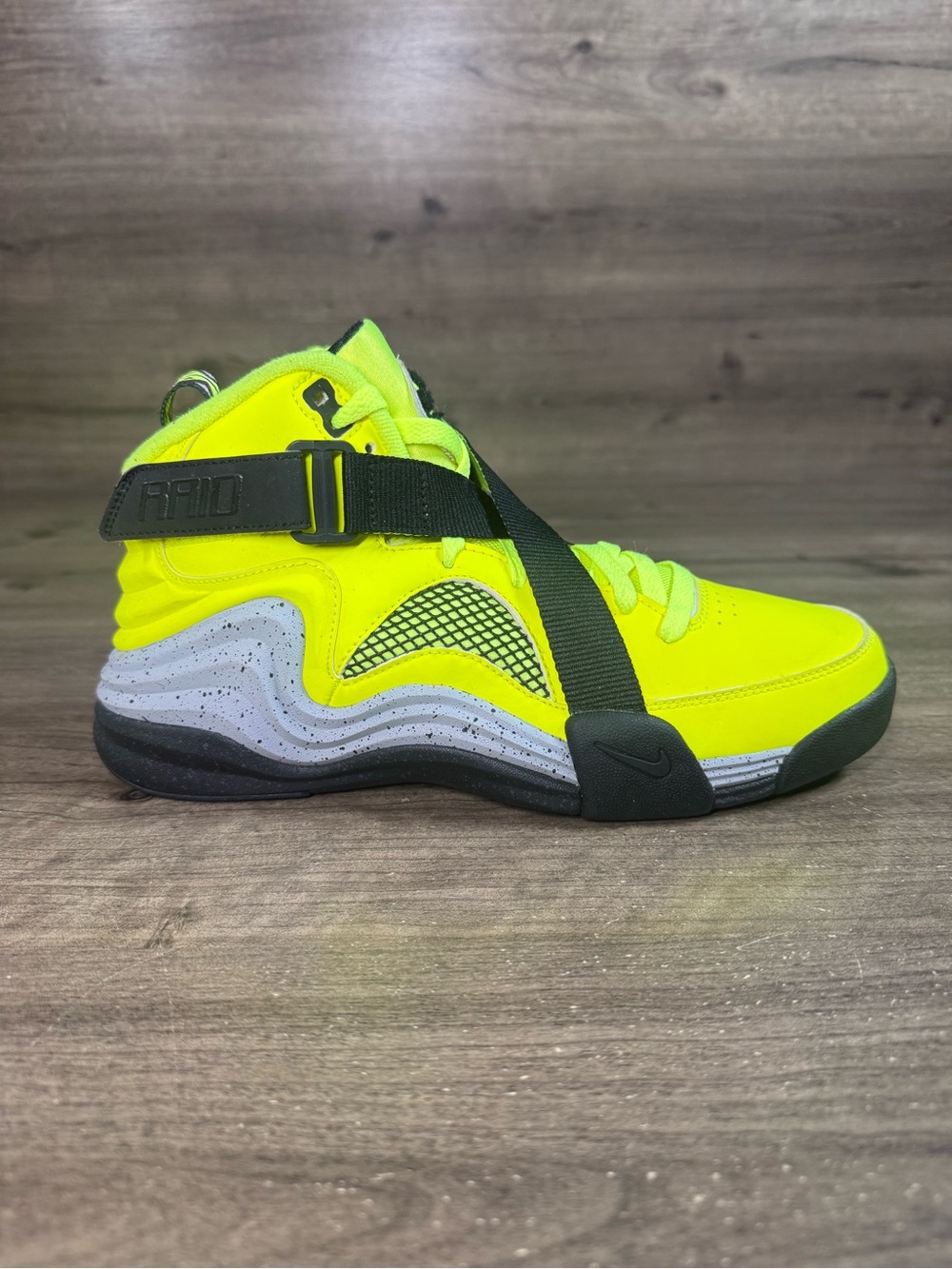 Nike Men’s Lunar Raid Volt Basketball Fashion Casual Shoes Sneakers 8.5